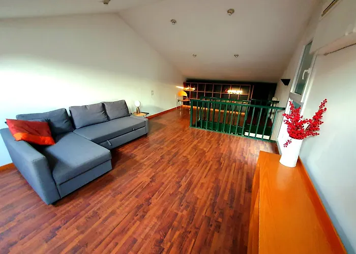 Bright With Attic بولونيا